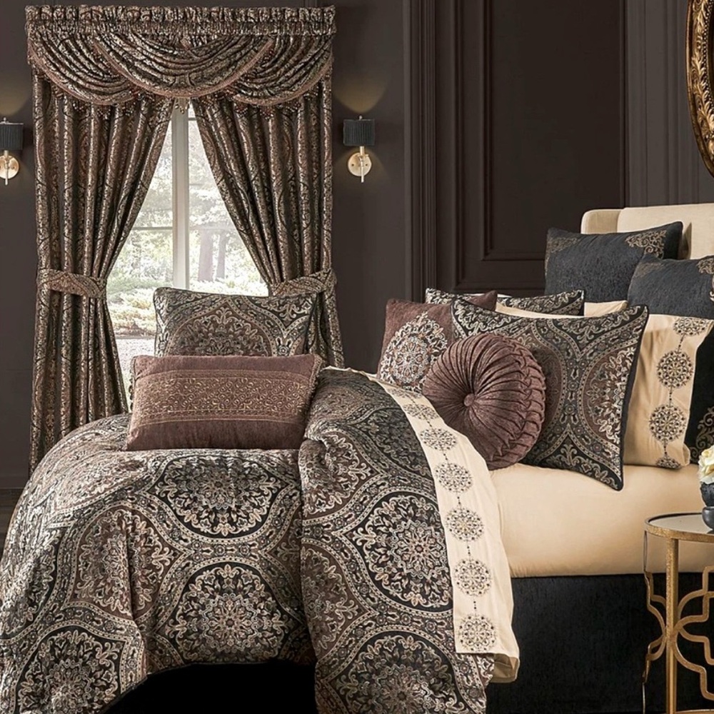 Luxurious Paisley Comforter Set in Brown and Cream